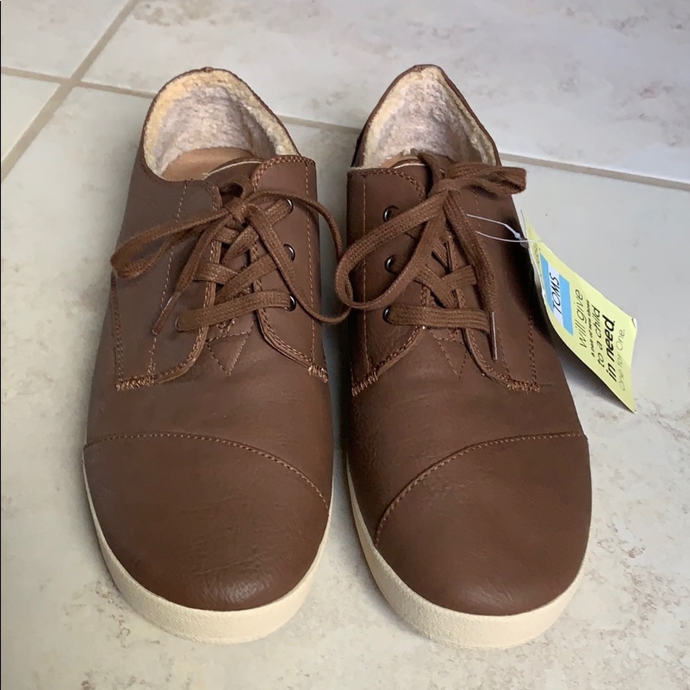 NWT Toms Paseo faux leather faux fur lined sneaker